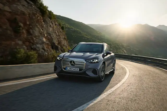 Модата на огромните решетки застигна и Mercedes: Запознайте се с електрическото GLC