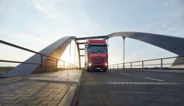 Запознайте се с новия огромен камион Mercedes Actros L | ФАКТИ.БГ Запознайте се с новия огромен камион Mercedes Actros L