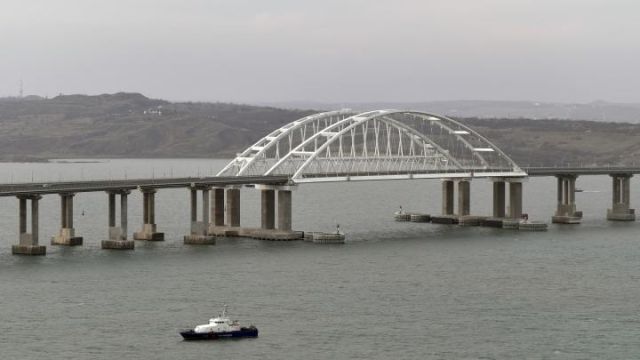 Пуснаха движението по Кримския мост, Путин лично го тества (ВИДЕО)