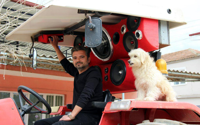 Турчин монтира музикална уредба за €1800 на трактора си