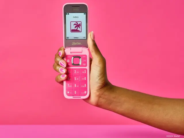 HMD представи Barbie Phone 