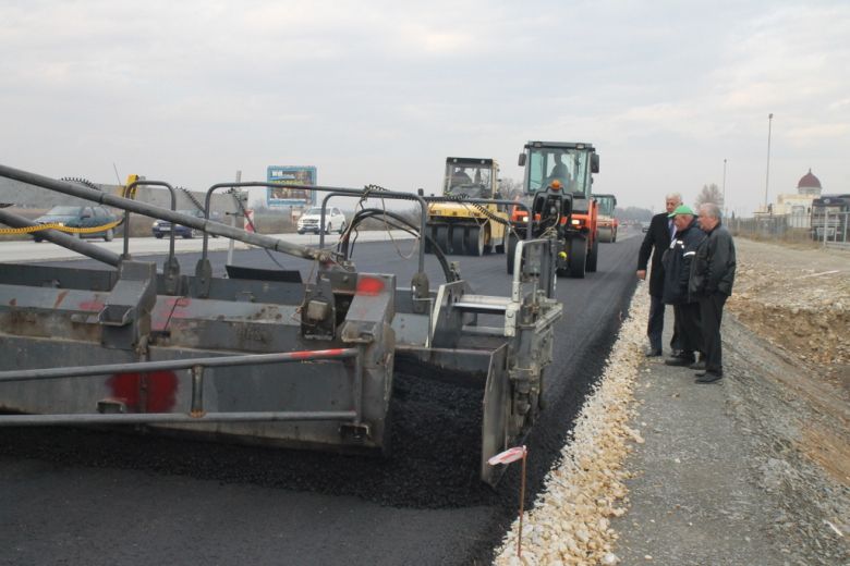 Уникална машина полага асфалт на пътя Пловдив-Асеновград