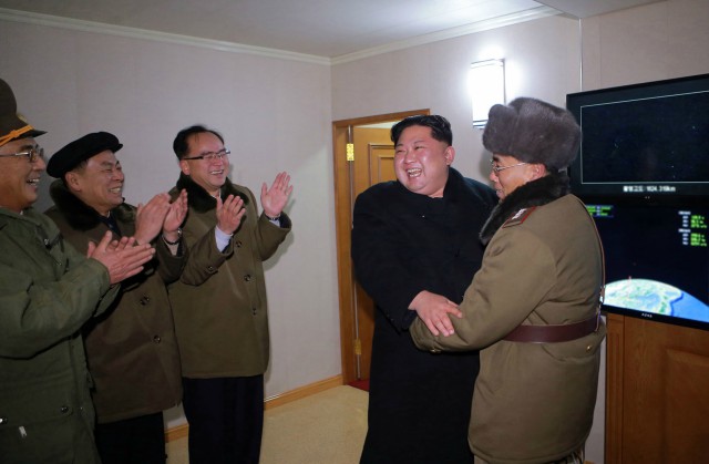 Вижте как Ким Чен-ун се радва на изстреляната ракета