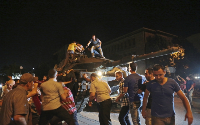 Година след преврата: Чистките продължават, Турция все по-далеч от ЕС