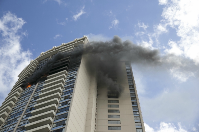 Трима загинали при пожар във висока сграда