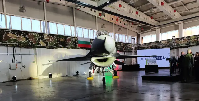 Първият F-16 беше публично посрещнат в хангар. Не полетя