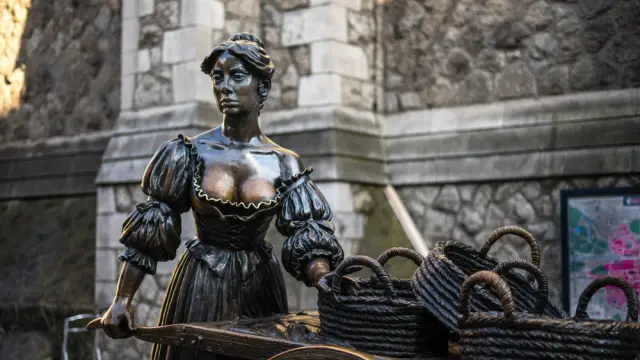 Охрана ще пази скулптура от перверзници, с цел да спрат да допират гърдите ѝ (СНИМКИ)