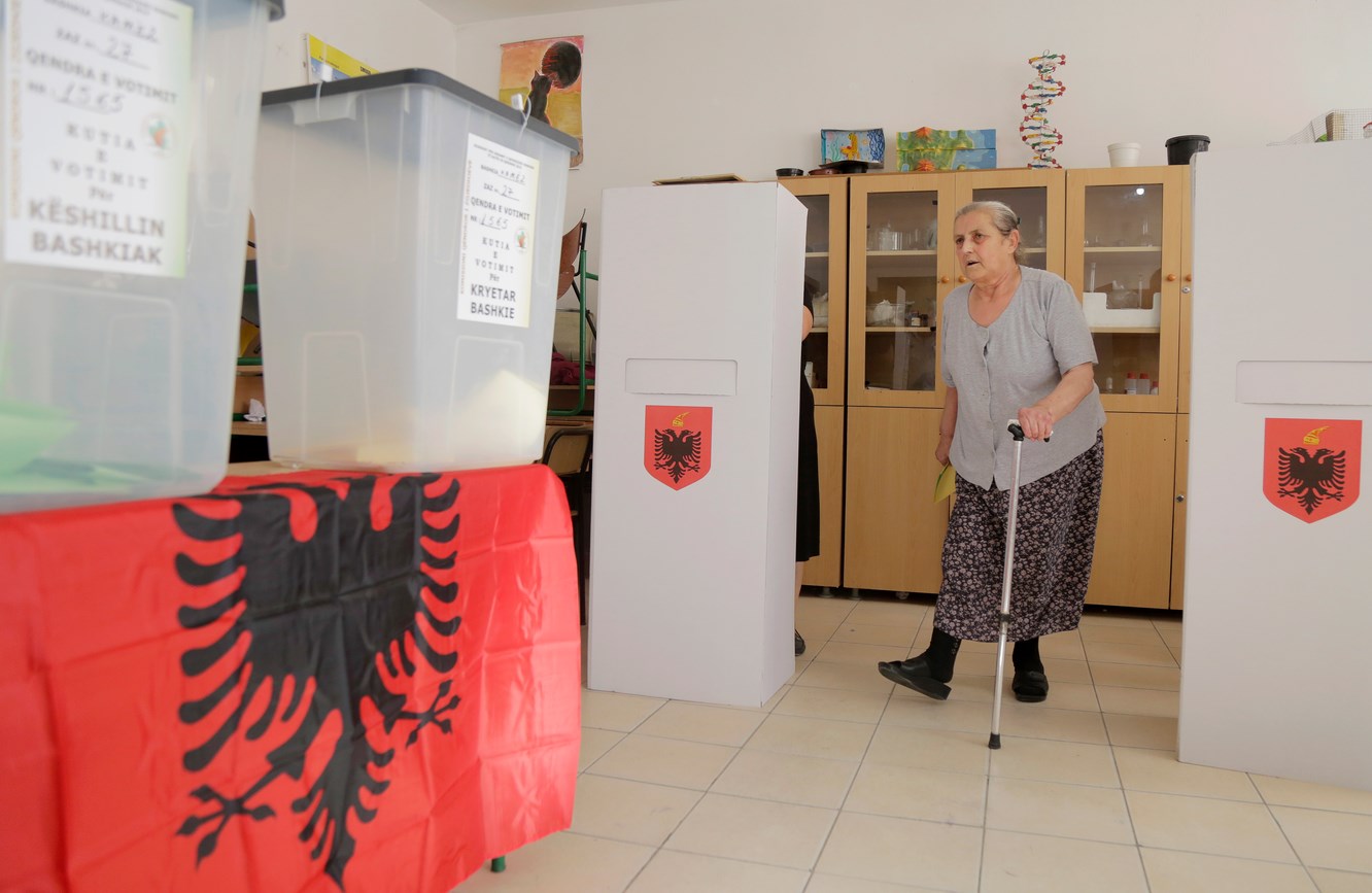 Изборите в Албания започнаха с бойкот
