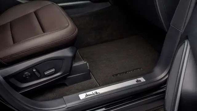 Пaпа Лъв XIV получи специален Ford от изпълнителния директор на компанията