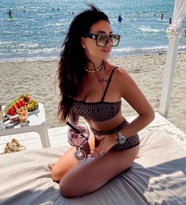  Едрогърда поп-фолк певица укроти коцкар №1 в първенеца на Сърбия 