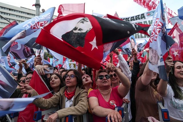 Хиляди турци подкрепиха Кемал Кълъчдароглу преди тежката битка с Реджеп Ердоган (СНИМКИ)