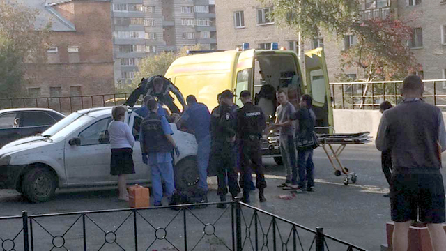 Руснак падна от 23 етажа върху Dacia и оцеля