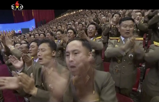 Ким Чен-ун разпуска сред народа (ВИДЕО+СНИМКИ)