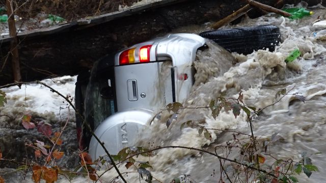  Река повлече кола с водача в Благоевградско (СНИМКИ) 