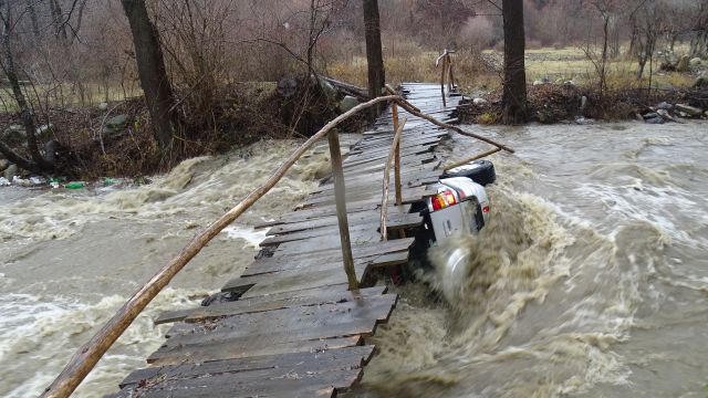  Река повлече кола с водача в Благоевградско (СНИМКИ) 