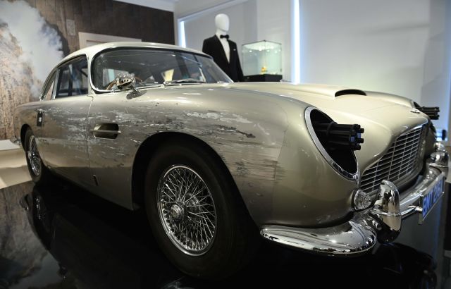Автомобилът на Джеймс Бонд е продаден на търг за над 3 млн. британски лири
