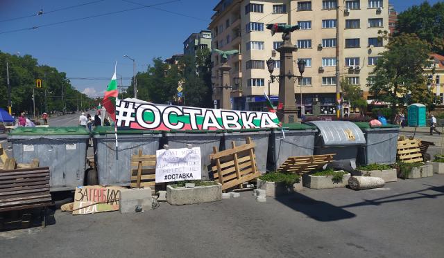 Лицата на протеста пред ФАКТИ – да си на 70 и да работиш от блокадата на Орлов мост