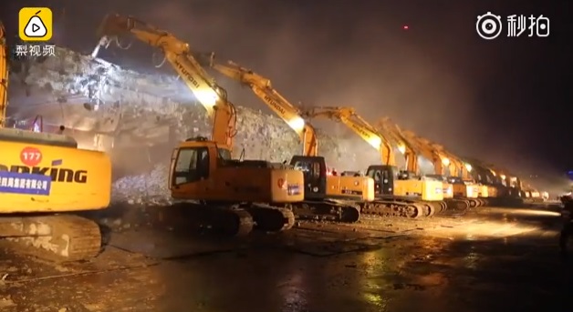 200 багера срутиха огромен мост за една нощ (ВИДЕО)