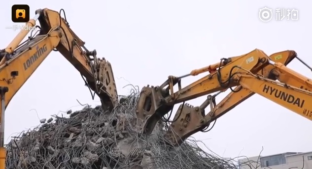 200 багера срутиха огромен мост за една нощ (ВИДЕО)
