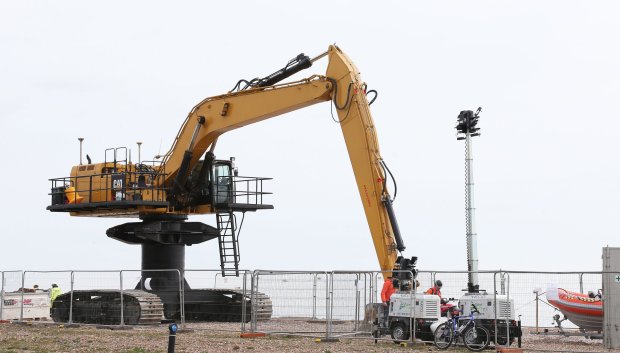 Багер заседна в морето, пропадайки в собствения си трап