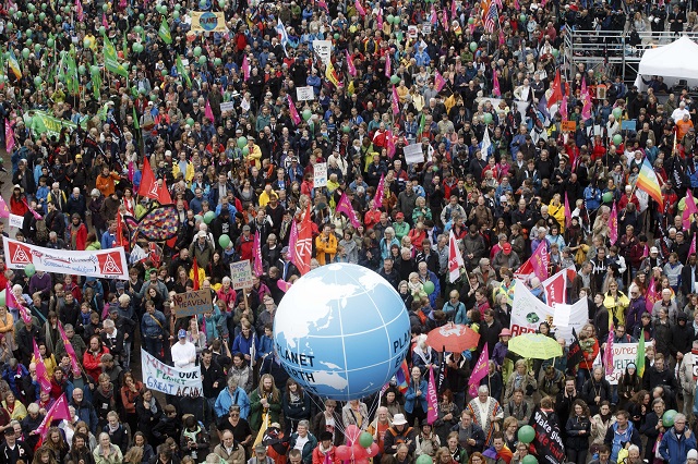 Десетки хиляди под дъжда срещу глобализацията (СНИМКИ)