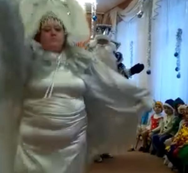 Дебела Снежанка изплаши децата в Русия
