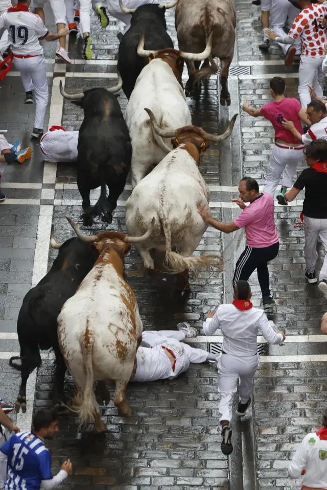 Хиляди се надбягваха с бикове на фестивала „ Сан Фермин “ в Памплона (СНИМКИ)