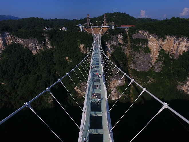 Китай отвори най-високия и дълъг стъклен мост в света