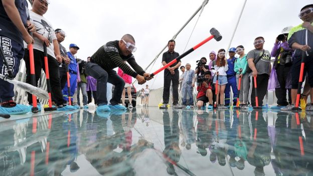 Китай отвори най-високия и дълъг стъклен мост в света