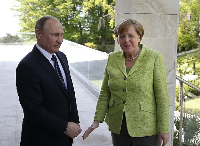 Путин и Меркел разговаряха в Сочи (СНИМКИ)
