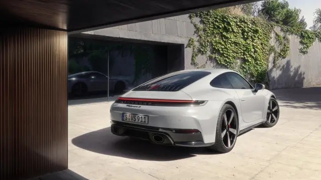 Porsche представи новата Carrera S, но без опция за механична трансмисия