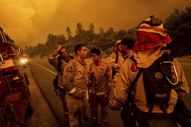 Хиляди бягат от огъня в Калифорния (СНИМКИ)