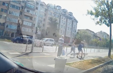 Колоездач и пешеходка се сбиха на столичен булевард (ВИДЕО)