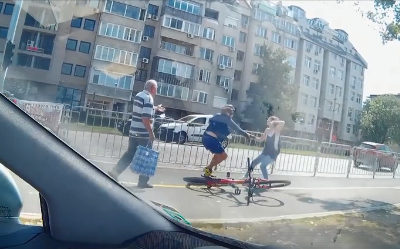 Колоездач и пешеходка се сбиха на столичен булевард (ВИДЕО)