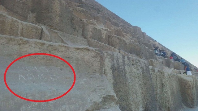 И Хеопсовата пирамида осъмна с надпис "Локо 2019"