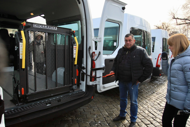Представиха нови микробуси за трудноподвижни хора в София (СНИМКИ)