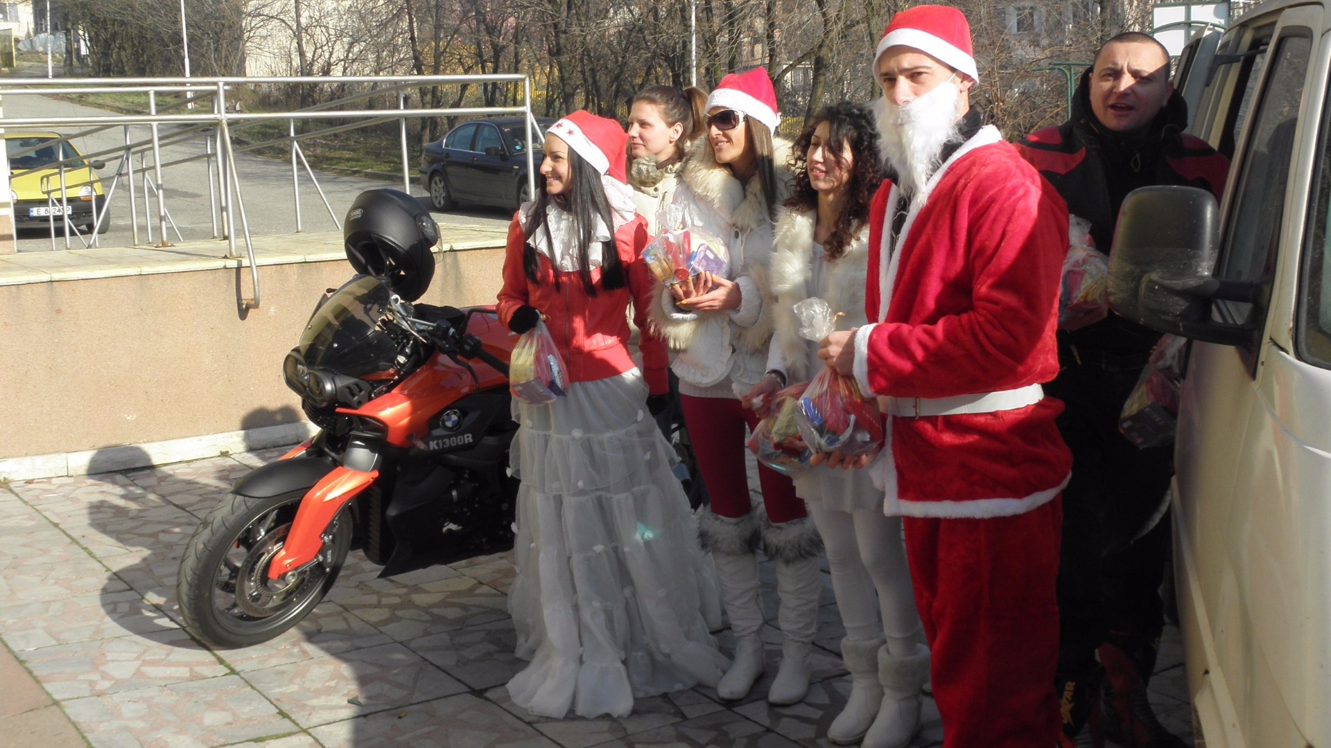Мотористите от "София райдърс" с акция за Коледа