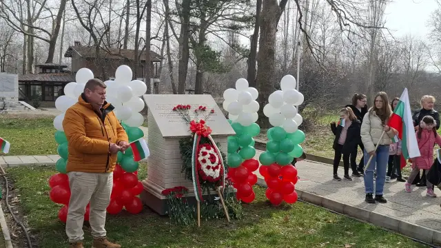 В село Бяла Река отпразнуваха 3 март с поезия и минута мълчание | ФАКТИ.БГ В село Бяла Река отпразнуваха 3 март с поезия и минута мълчание