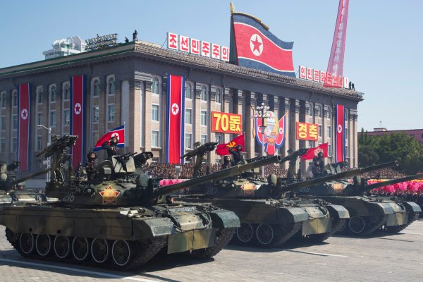 Северна Корея показа мощ с грандиозен парад (ВИДЕО)