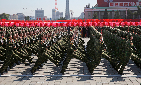 Северна Корея показа мощ с грандиозен парад (ВИДЕО)