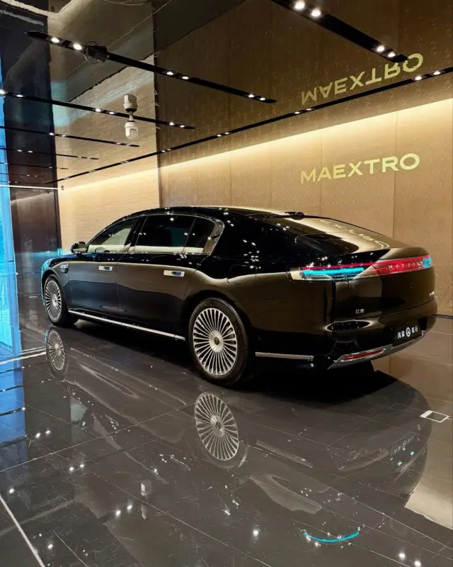 S-класата на Mercedes вече има проблем. И той се казва Huawei Maextro S800 | интерФакти.БГ S-класата на Mercedes вече има проблем. И той се казва Huawei Maextro S800