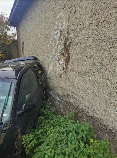  Млад водач почина в Разградско, разбивайки колата си в къща (СНИМКИ) 