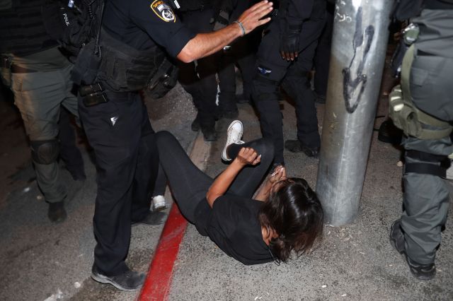 Над 90 ранени при нови конфликти в Ерусалим (СНИМКИ) | ФАКТИ.БГ Над 90 ранени при нови конфликти в Ерусалим (СНИМКИ)