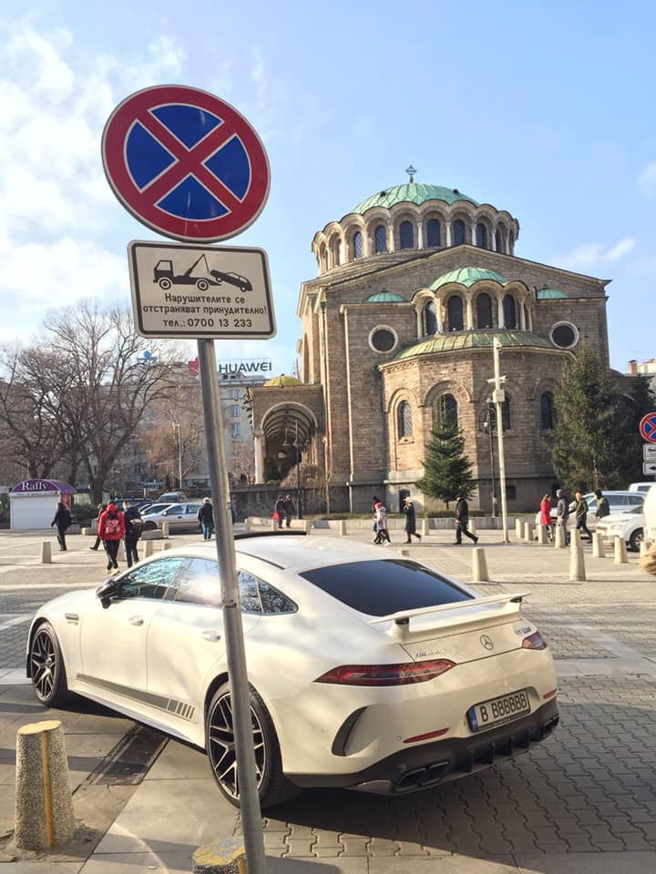 Нагло паркиране по "тежкарски" в центъра на София