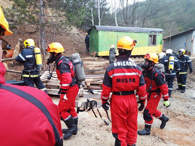 Учение за овладяване на пожар в „Асарел-Медет“ в Панагюрище (СНИМКИ)