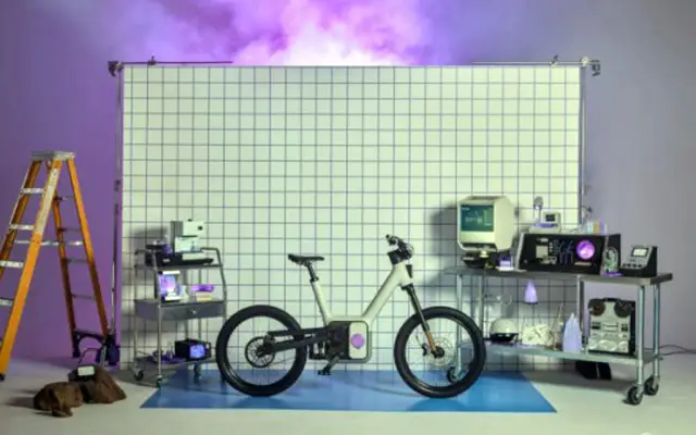 Странен електрически велосипед от Rivian