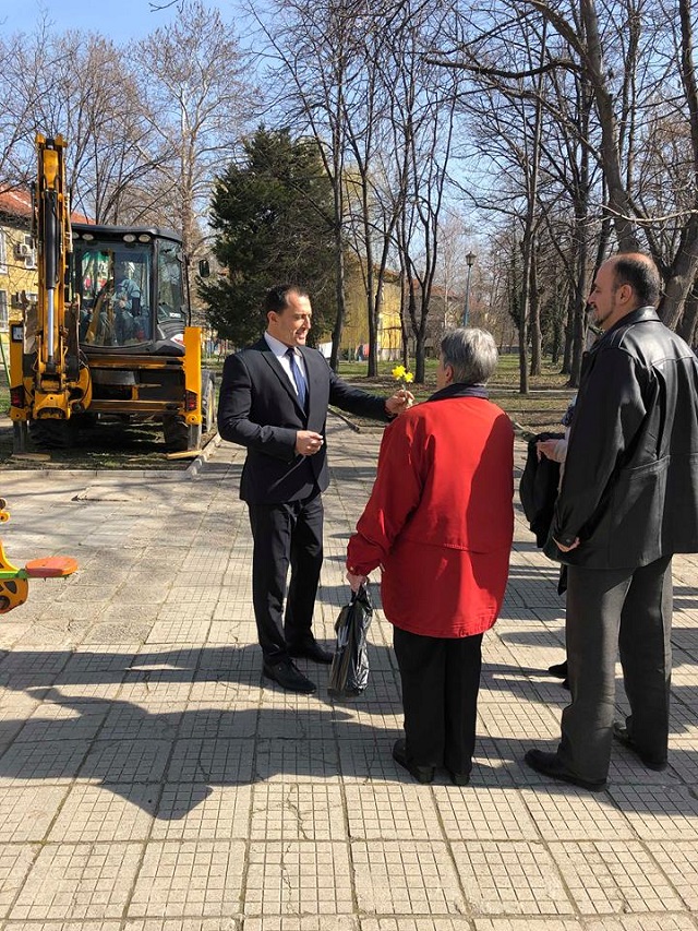 Кмет направи първа копка на детска площадка (СНИМКИ)