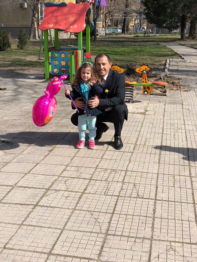 Кмет направи първа копка на детска площадка (СНИМКИ)