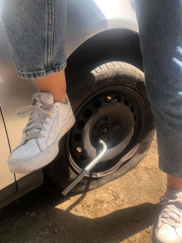 Спукана гума не спря две жени – депутати от "Демократична България" (СНИМКИ)