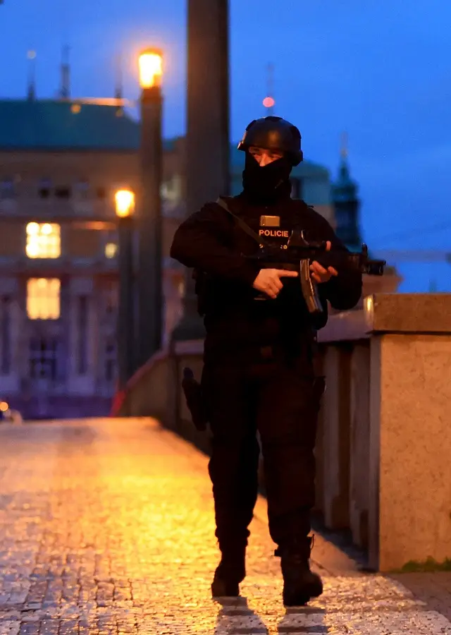 Шок и ужас в Прага! Десетки убити и много ранени при стрелба в центъра на чешката столица (СНИМКИ)
